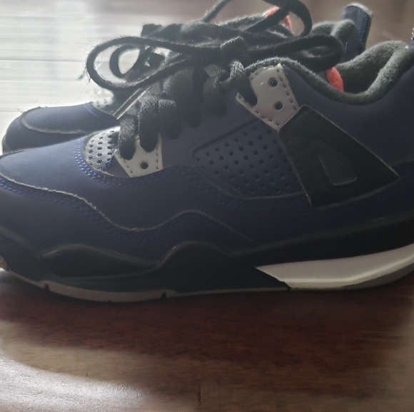 Boys Navy Blue & Black Preowned Jordans - Picture 5 of 6
